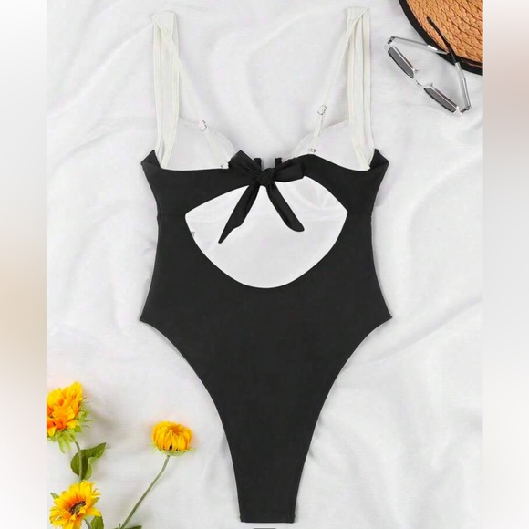 V-neck Swimsuit - Picture 3 of 4